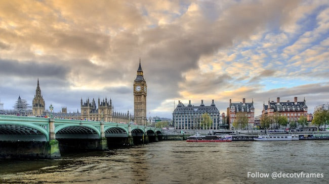 Pont vert sur l&#39;eau de mer avec la tour d&#39;Ellizabeth au lever du soleil 
